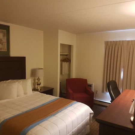 Ba Hotel Ред Диър Екстериор снимка