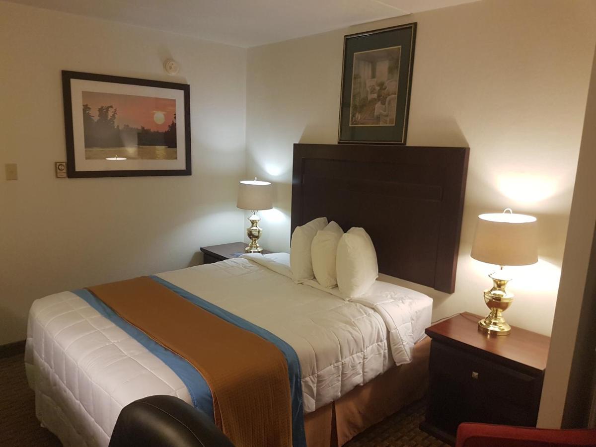 Ba Hotel Ред Диър Екстериор снимка
