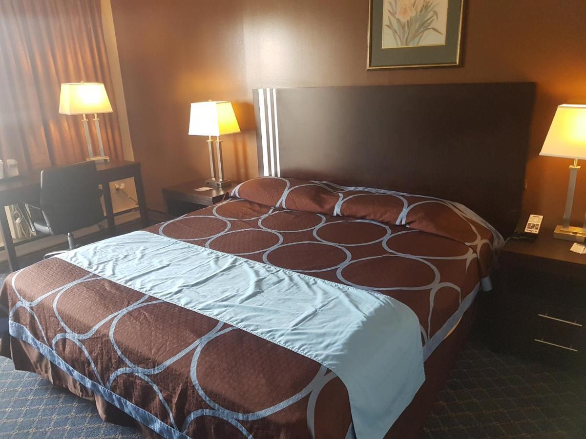 Ba Hotel Ред Диър Екстериор снимка