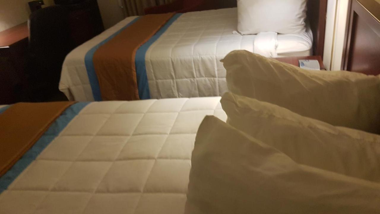 Ba Hotel Ред Диър Екстериор снимка