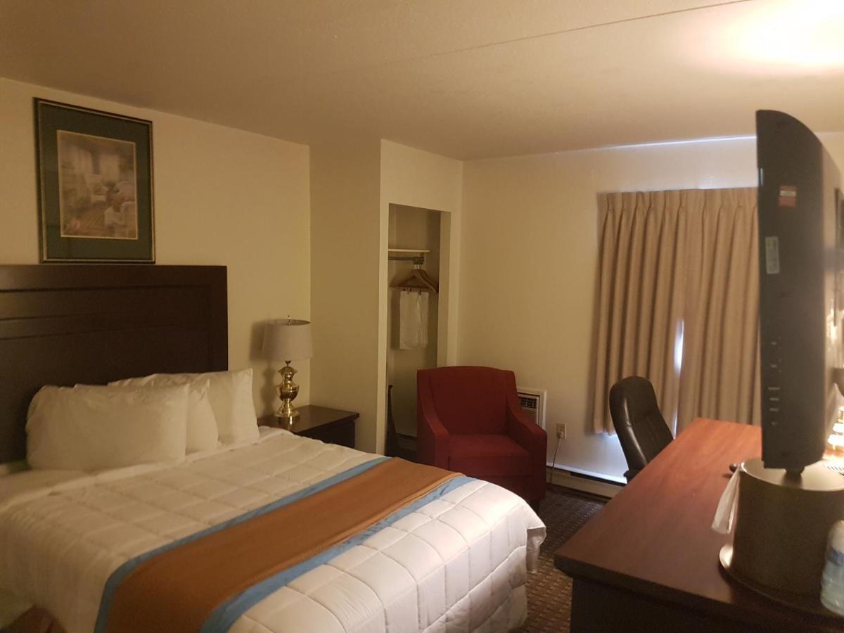 Ba Hotel Ред Диър Екстериор снимка