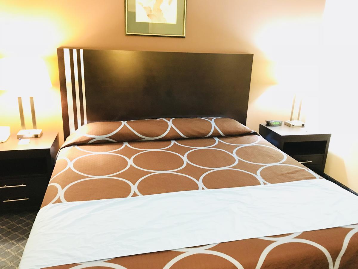 Ba Hotel Ред Диър Екстериор снимка