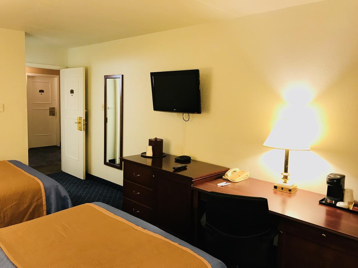 Ba Hotel Ред Диър Екстериор снимка