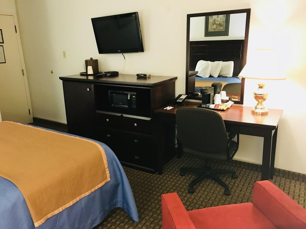 Ba Hotel Ред Диър Екстериор снимка