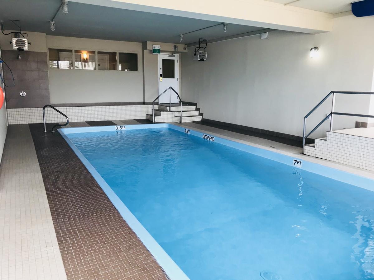 Ba Hotel Ред Диър Екстериор снимка