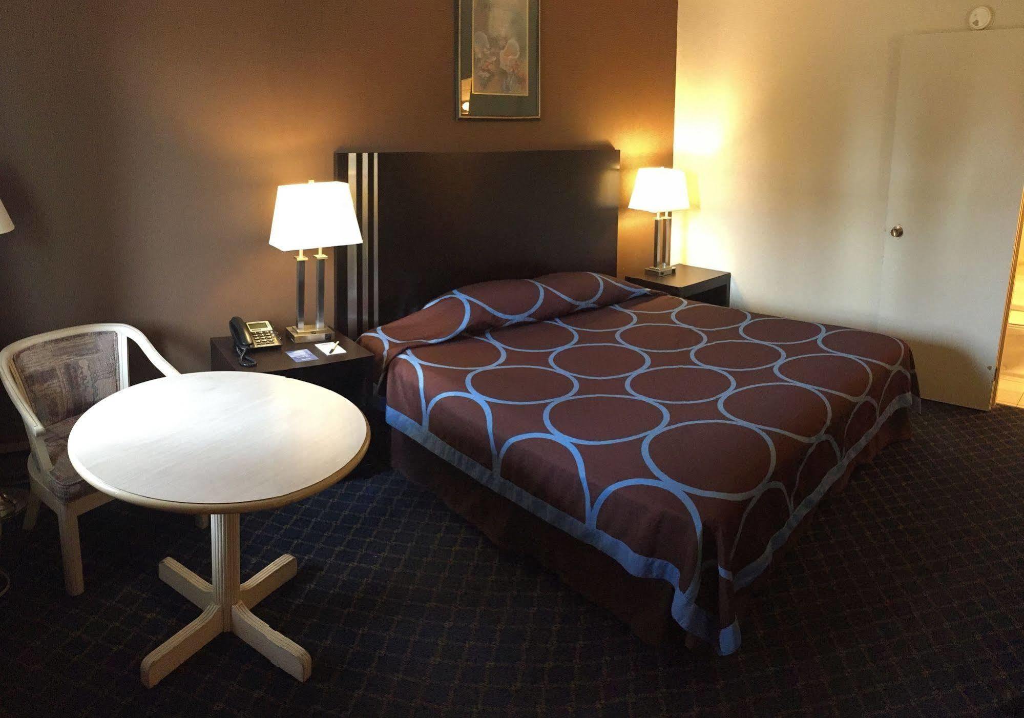 Ba Hotel Ред Диър Екстериор снимка