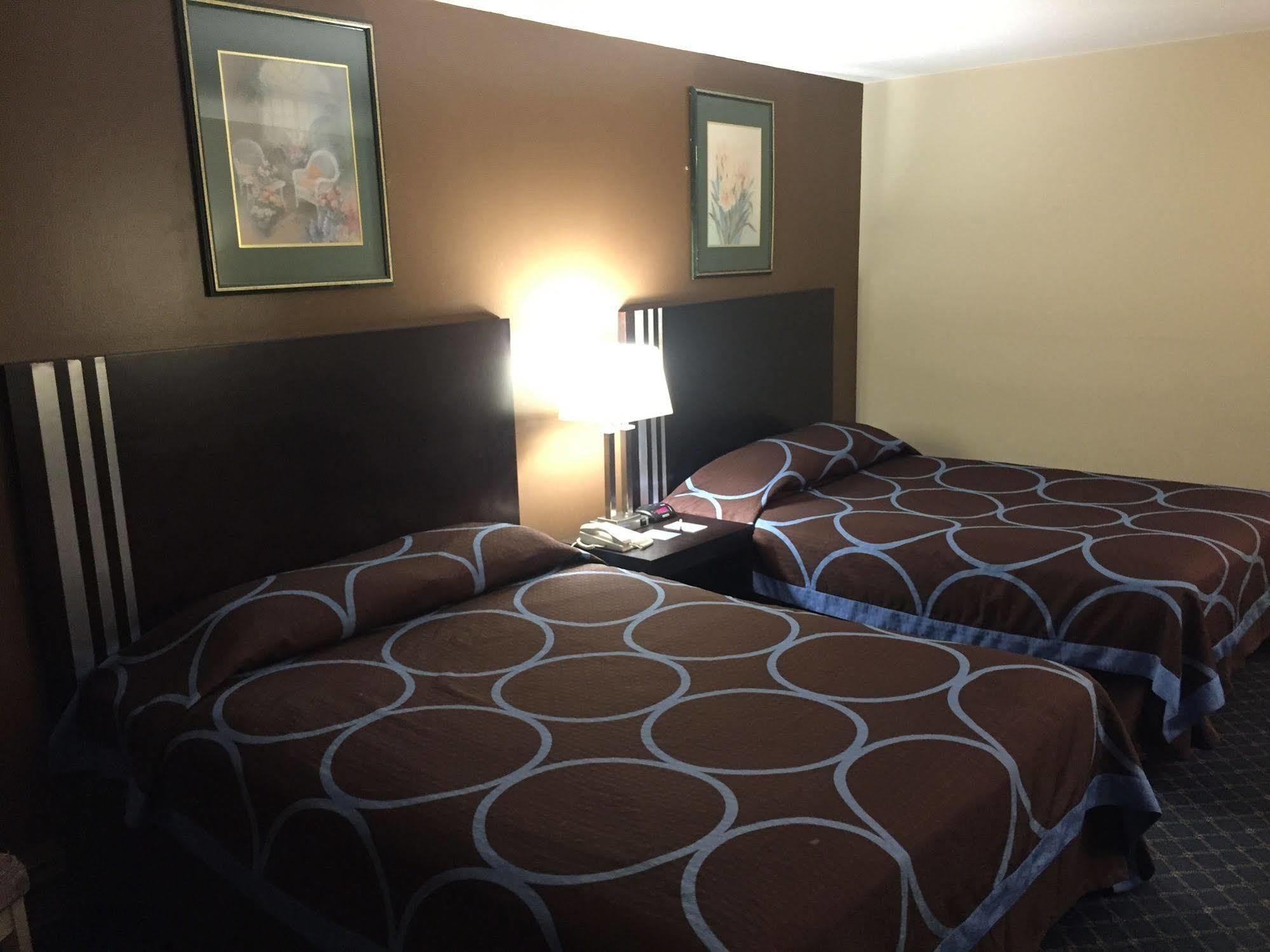 Ba Hotel Ред Диър Екстериор снимка